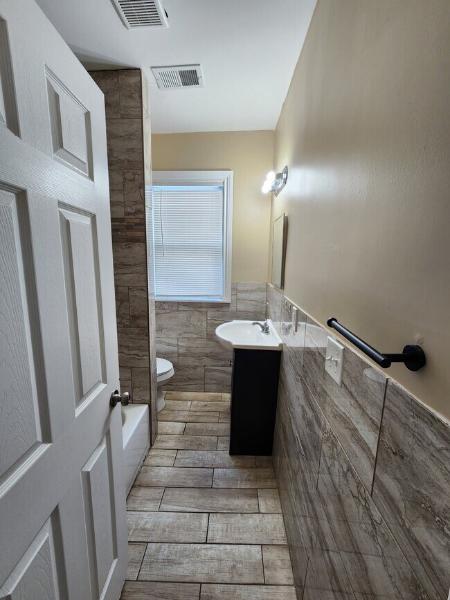 Foto del edificio - 2490 Woodmere St