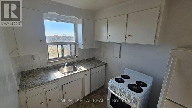 Photo du bâtiment - 1969 Eglinton Ave W