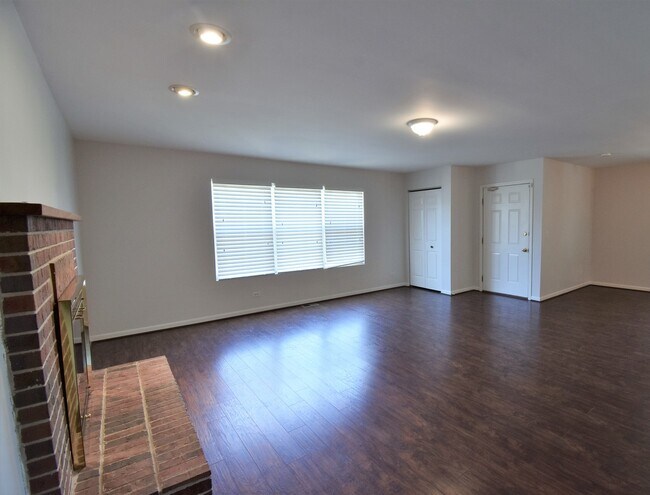 Building Photo - 1223 E Davis St