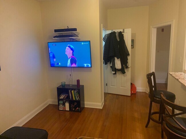 Building Photo - Spacious one bedroom unit