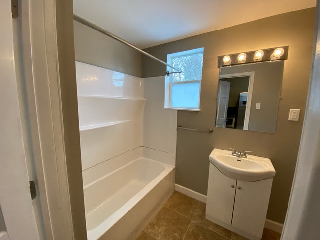 Building Photo - 510 W 7th St