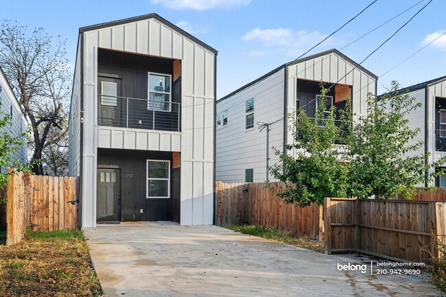 Building Photo - 1725 E Crockett St