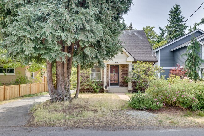 Foto del edificio - Adorable Wedgewood 4 Bedroom Available Now!