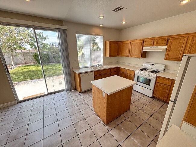 Building Photo - Gorgeous 3 Bed/ 2.5 Bath Home In Green Valley