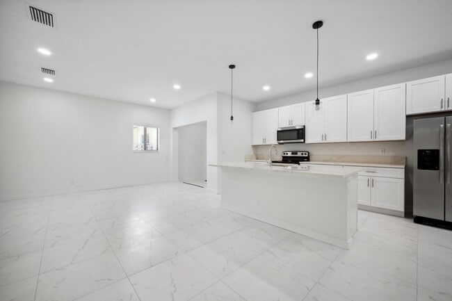 Building Photo - 1009 14th St