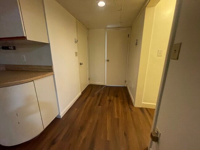 Building Photo - 21-23-23 Fairfield Ave