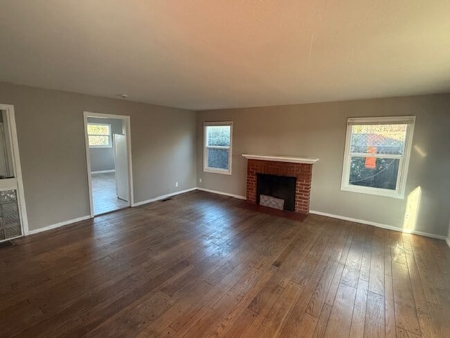 Foto del edificio - Beautiful Richmond Annex Home with Updated Kitchen & Bath + Bonus Room