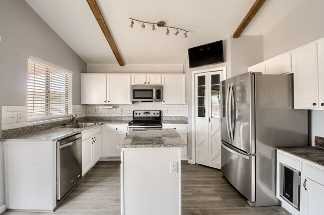 Foto del edificio - 3-Bed, 2-Bath Single Family Home in Prime ...