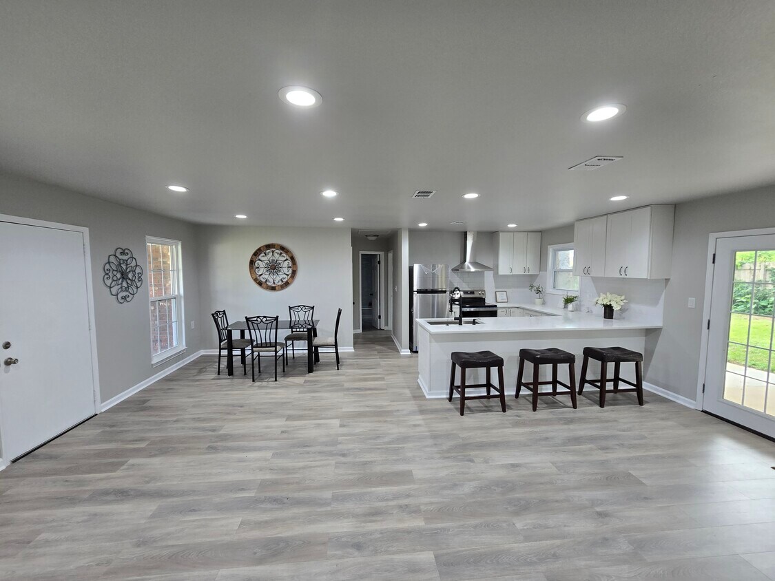 Foto principal - 726 Clark Dr NW