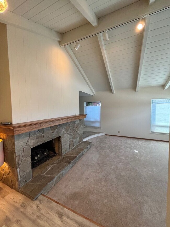 Building Photo - Updated 3 bedroom 2 bathroom Single Family...