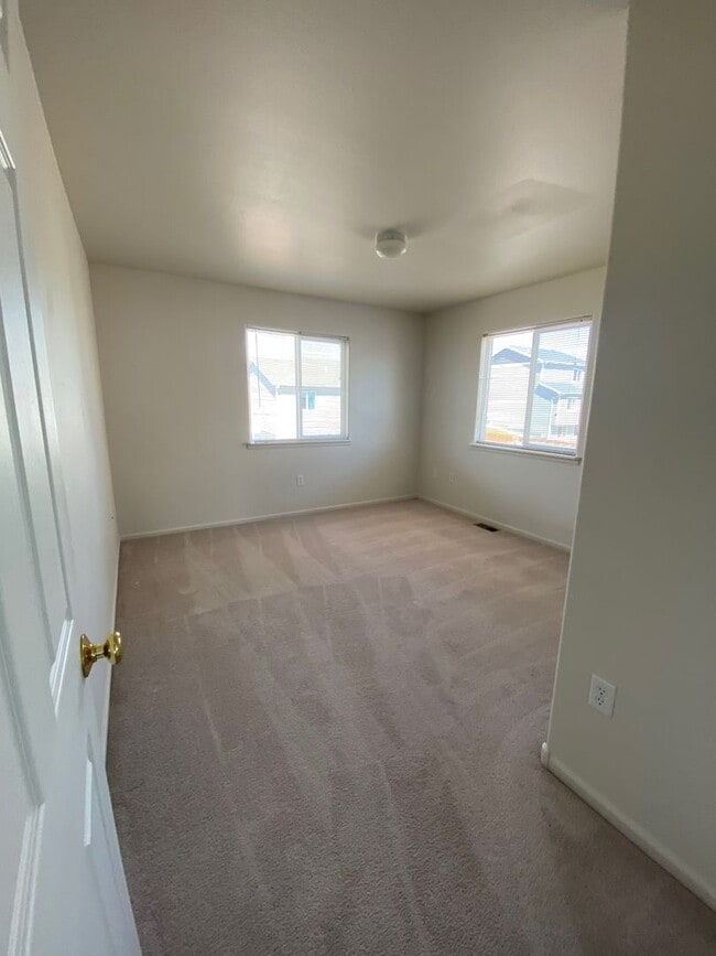 Building Photo - Available August 2024 3 bed 2.5. bath, 2 car