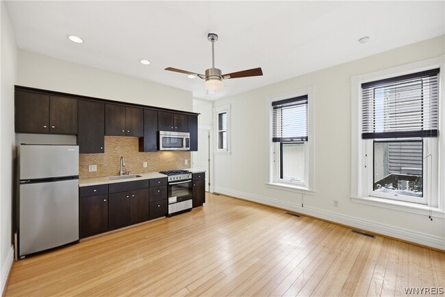 Building Photo - 2 York St