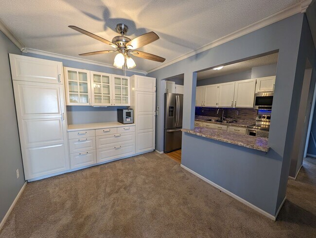 Foto del edificio - Updated 2bd/1ba Condo w/ Pool & Heated Par...