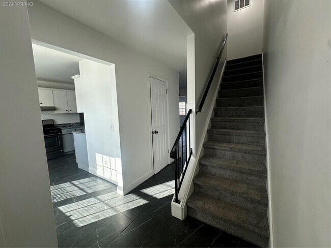 Foto del edificio - 276 Temple Hill Rd