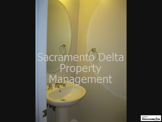 Building Photo - Must See 3/2.5 home in West Sac!!!