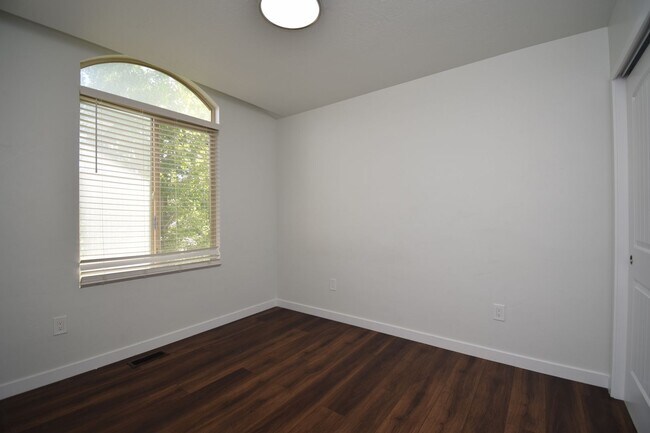 Foto del edificio - Newly Remodeled Magna Gem with New Appliances & Easy Freeway Access!!