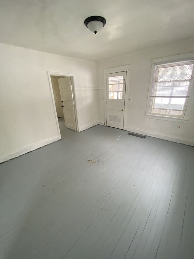 Primary Photo - 1701 Maple St