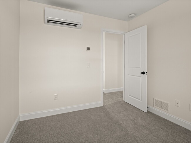 Building Photo - 213 Leo Ln
