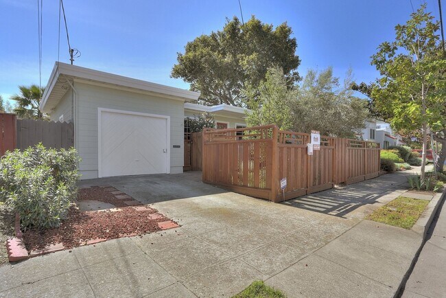 Building Photo - 1033 56th St