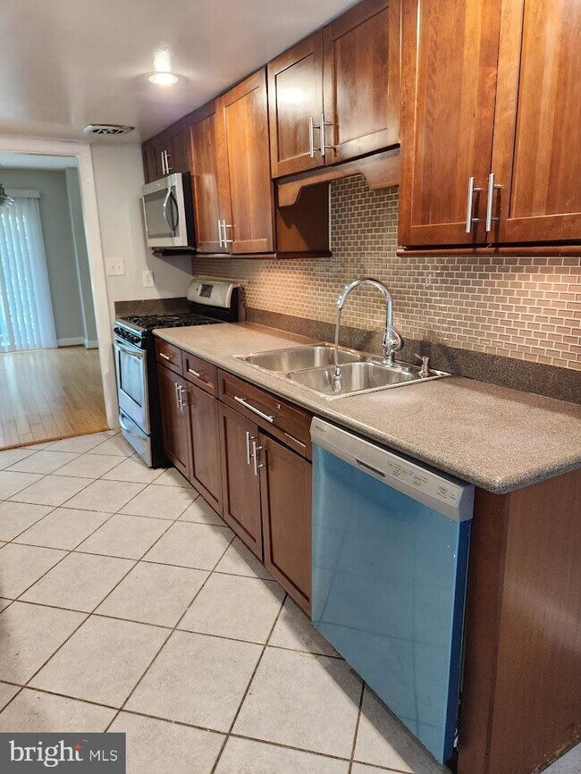 Foto del edificio - 5908 Westchester Park Dr