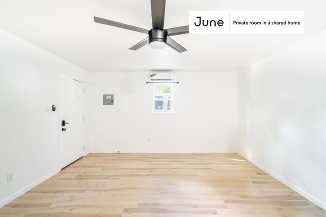 Building Photo - Private bedroom in 6 bed/2 bath Home