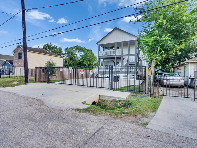 Building Photo - 819 E 40th St