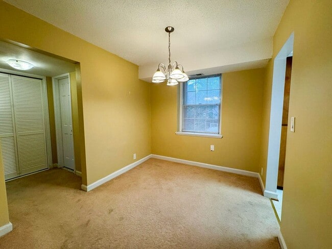Building Photo - Charming 1 Bed 1 Bath Condo In Amenity-fil...