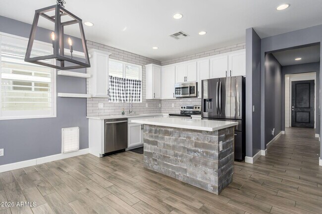 Building Photo - 542 E Bamboo Ln