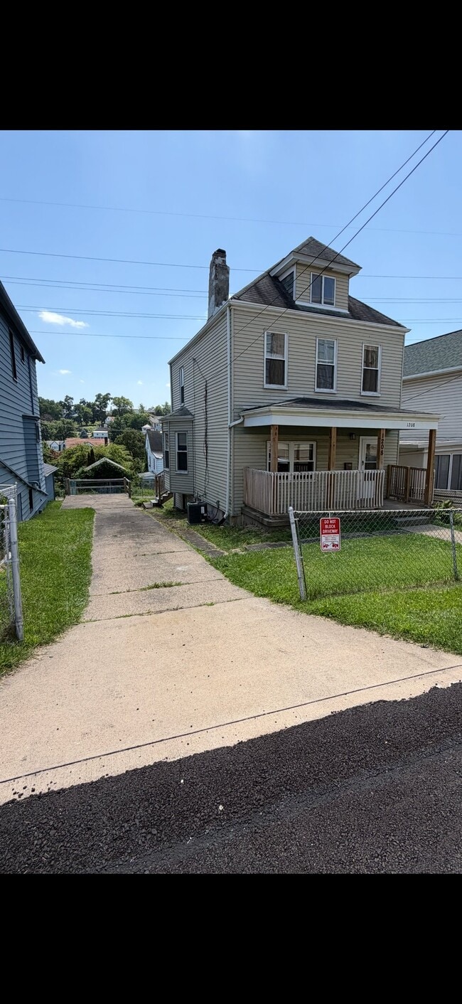 Building Photo - 1208 Elwell St