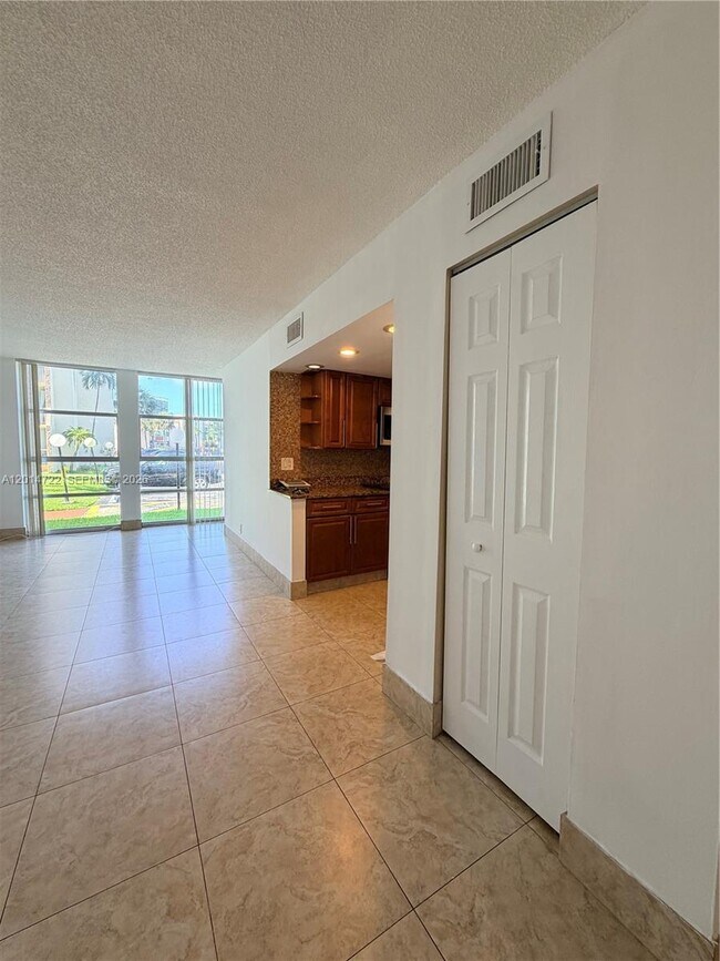 Foto del edificio - 2000 Atlantic Shores Blvd