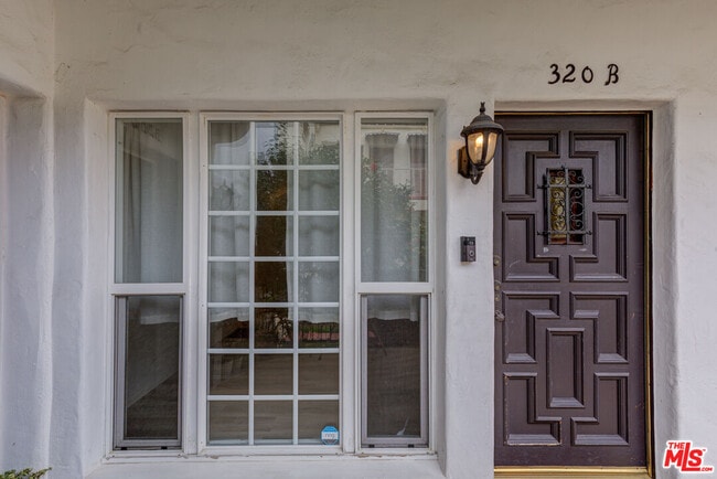 Building Photo - 320 S Reeves Dr