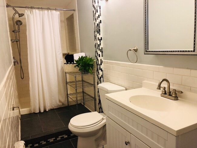 Building Photo - 72 W 16th St