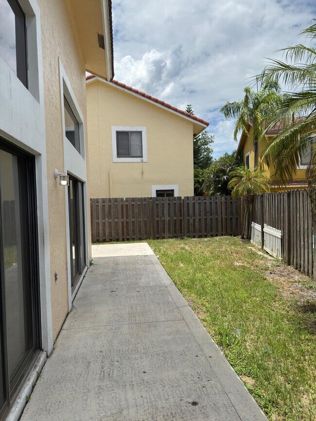 Foto del edificio - 13769 Yarmouth Dr