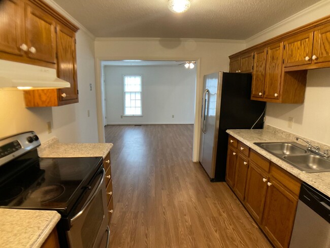 Building Photo - Spacious 2 bed, 1 bath top floor of Duplex