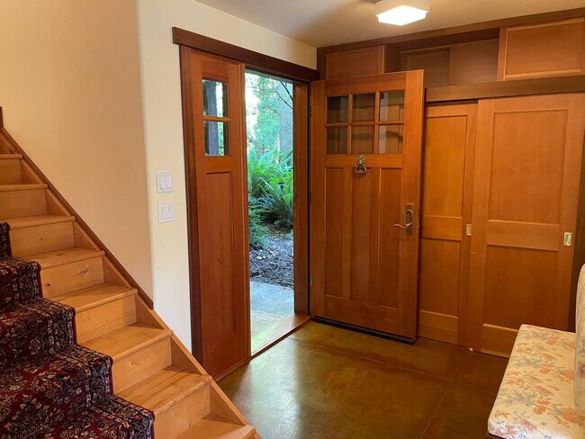 Foto del edificio - Langley Craftsman in Park-Like Setting and One Small Pet Allowed