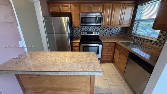 Foto del edificio - 8500 Sunrise Lakes Blvd