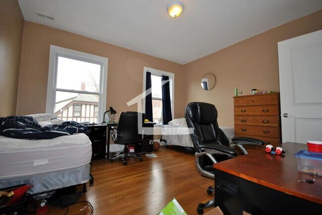 Foto del edificio - Huge, Renovated BU West / Packard's Corner 4 Bed/2 Bath for September 1st, 2026
