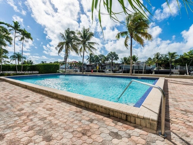 Building Photo - 2350 NE 135th St