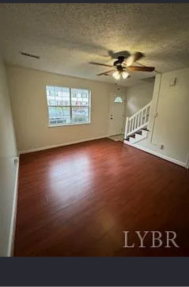 Foto del edificio - 8022 Timberlake Rd