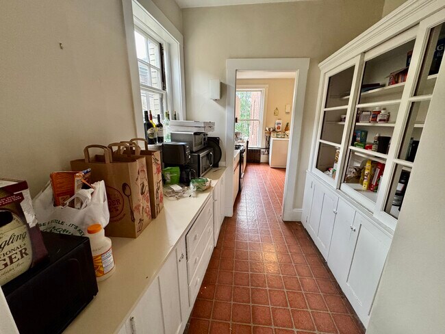Despensa desde el comedor hasta la cocina. - 104 Strathmore Rd