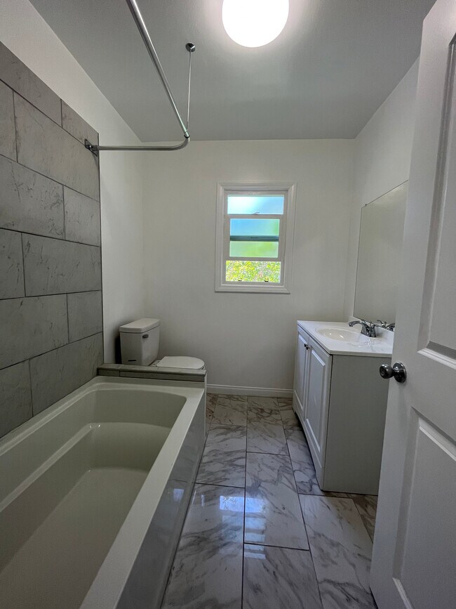 Foto del edificio - 8708 Sherwood Dr