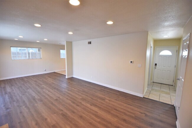 Building Photo - 1103 W Chevy Chase Dr