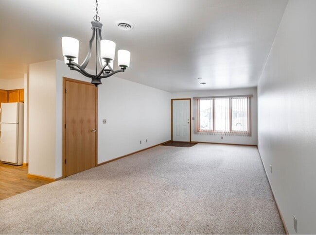 Building Photo - 1700 Country Dr