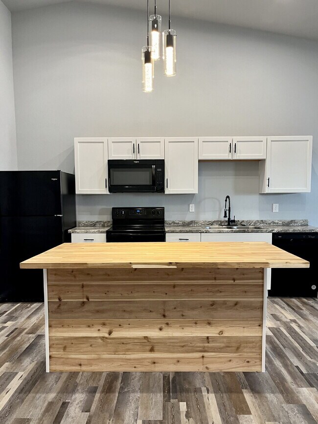 Building Photo - Large 1 Bedroom