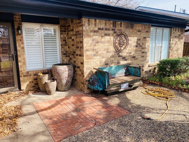 Building Photo - Pre leasing- 4 Bed 2 Bath with Sunroom and...