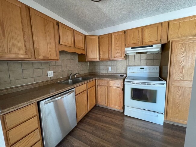 Building Photo - Fully Updated Gunbarrel Condo 2 Bedroom & 2 Bath
