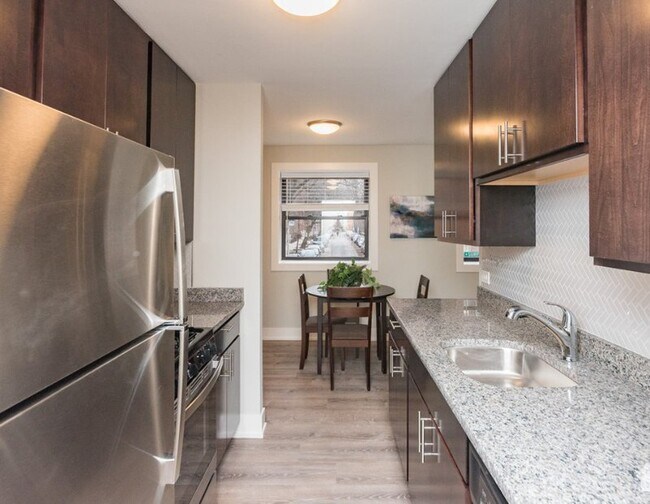 Building Photo - 530 W Surf St