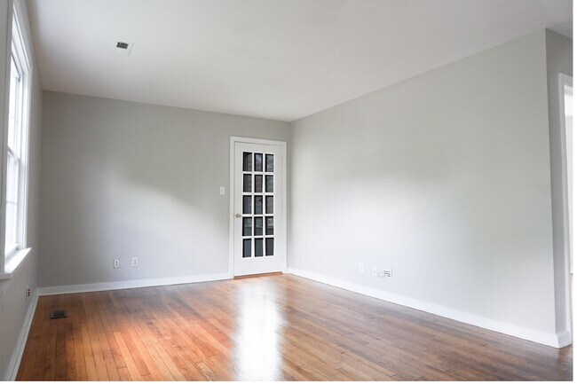 Foto del edificio - 6704 Hermitage Rd