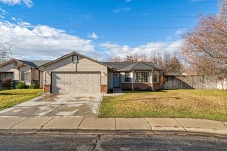 Building Photo - 2036 E Oakridge Ct