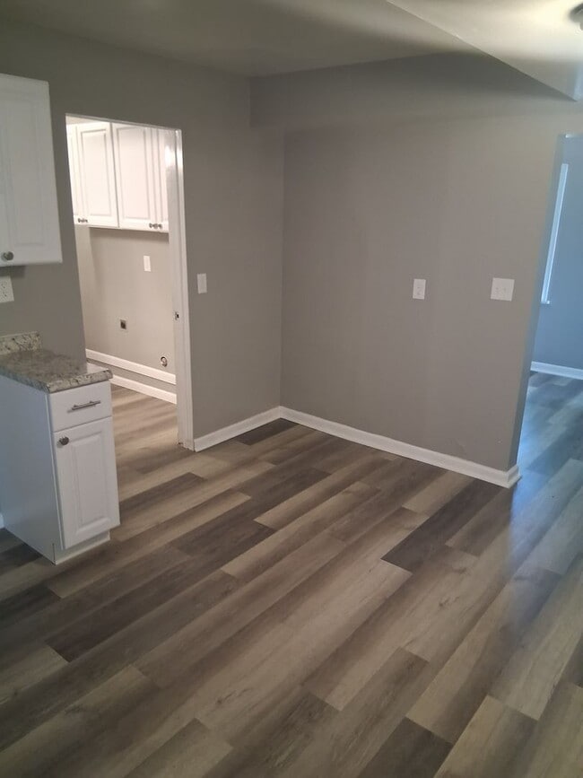Building Photo - Great 4 bed 1.5 bath close to everything &...